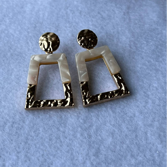 Hammered Gold Tone Post Acrylic Trapezoid Earrings - Picture 1 of 4